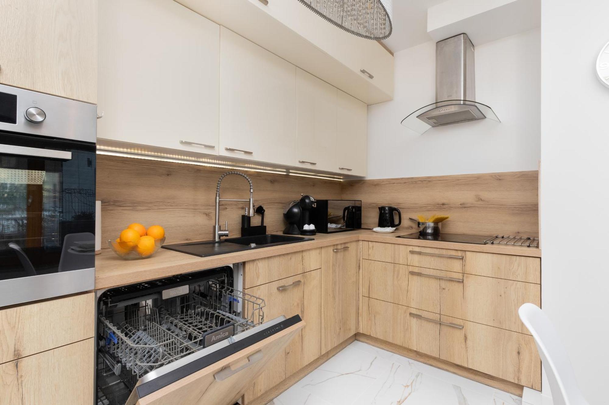 Batorego 7 Apartament With Terrace & Parking Downtown Gdynia By Renters Bagian luar foto